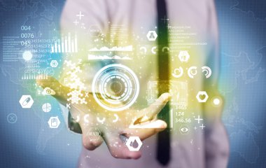 Tıbbi verileri analiz eden iş adamı