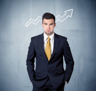 Grafik ok ile gülümseyen iş adamı