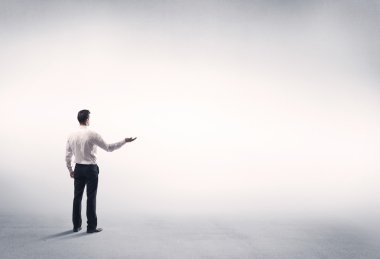 Boş beyaz arkaplanı olan satıcı