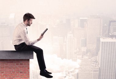 Şehirde çatıda oturan ofis çalışanı