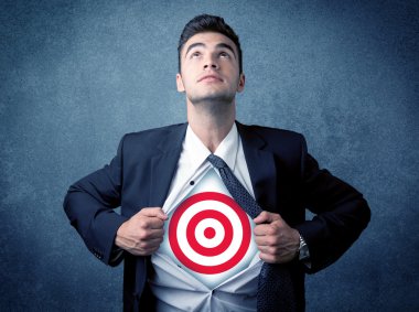 İş adamı göğsünde hedef işareti olan gömleğini yırtıyor.