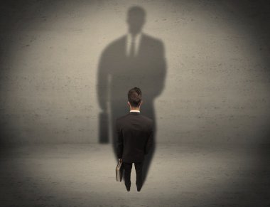 İş adamı büyük gölge kavramına bakıyor