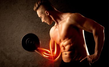 Formda vücut geliştirici, kırmızı kas konseptiyle ağırlık kaldırıyor.