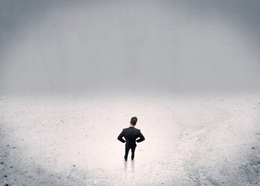 Kentsel boş alanda duran iş adamı