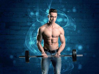 Çekici güçlü fitness adamı ağırlık kaldırıyor.