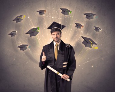 Birçok uçan şapkayla üniversite mezunu.