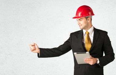 Boşlukta çizim yapan genç mimar