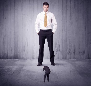 Büyük patron küçük iş adamına lokma atıyor.