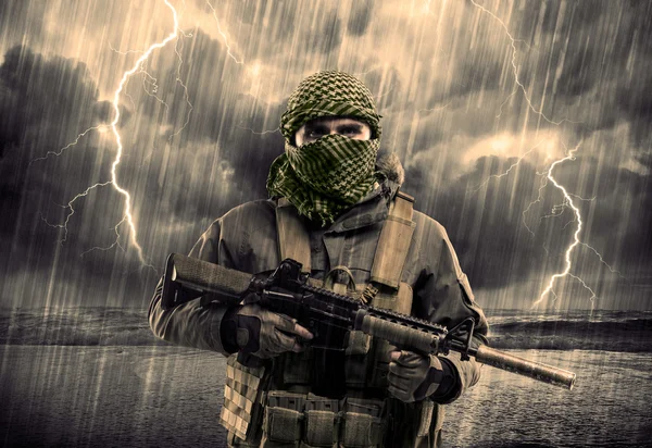 Peligroso terrorista armado con máscara y arma en una tormenta eléctrica wi — Foto de Stock