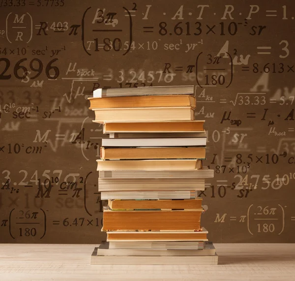 Bücher über Vintage-Hintergrund mit mathematischen Formeln — Stockfoto