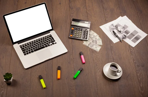 Meja bisnis dengan perlengkapan kantor dan backg putih laptop modern — Stok Foto