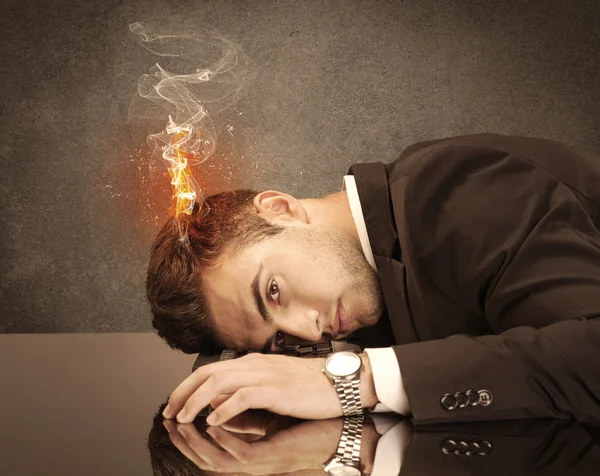 Triste cabeza de hombre de negocios que se prende fuego —  Fotos de Stock