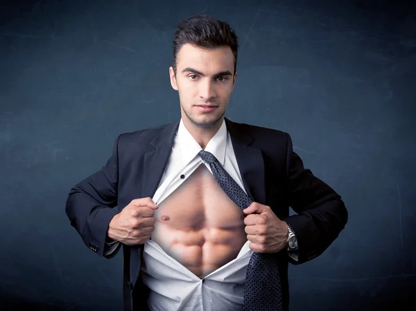 Uomo d'affari strappando la camicia e mostrando il corpo muculare — Foto Stock