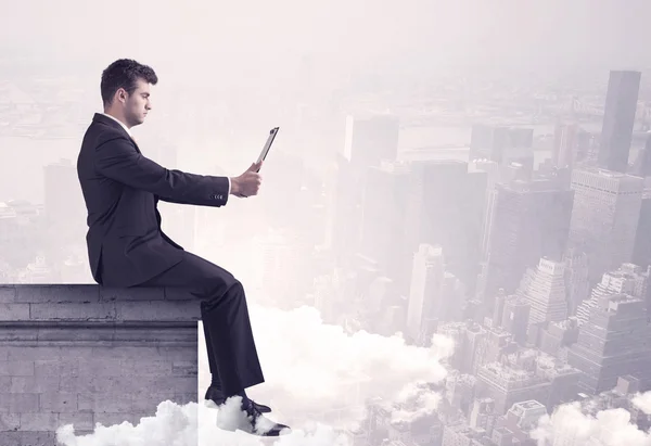 Sales person sitting on building edge in city — Stock Photo, Image