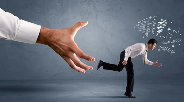 Stressvolle zakenman op de vlucht voor een grote hand — Stockfoto