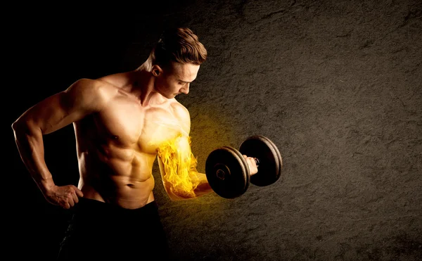 Izomépítő emelő súly lángoló bicepsz koncepció — Stock Fotó