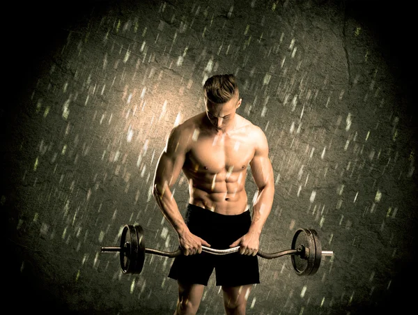 Fitness chico con peso mostrando los músculos —  Fotos de Stock