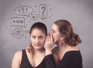 Kız onu kız arkadaşına gizli şeyler söylüyorum