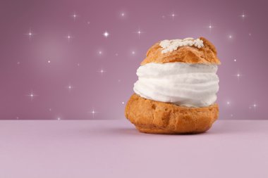 Lezzetli bir renkli pişmiş pasta yıldız arka plan ile yakın çekim