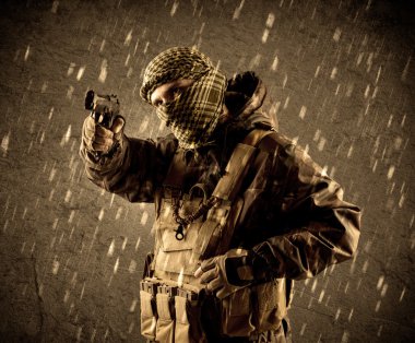 Tehlikeli ağır silahlı terörist asker grungy ra maske ile