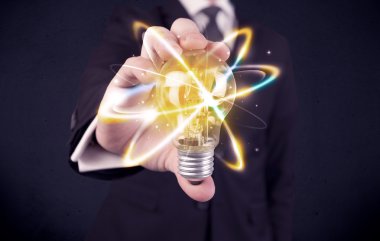 renkli bir ampul tutan işadamı