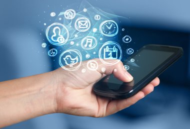 El smartphone telefon app seçenekleri ile tutarak