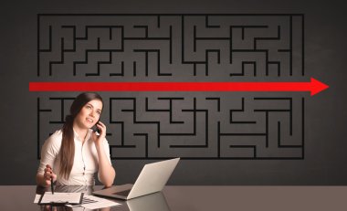 iş kadını ile arka planda çözülen bulmaca