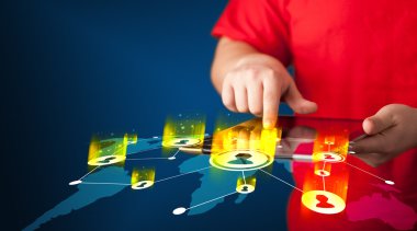 Sosyal Ağ Haritası ile tablet cihaz tutan el