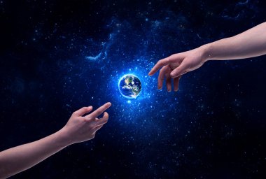 Eller uzayda Dünya 'ya dokunuyor