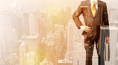 Şehrin arka planına bakan bir iş adamı