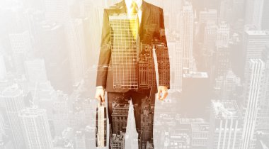 Şehir arka planında sıcak renk örtüsü olan bir iş adamı