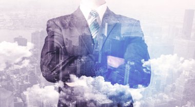 Şehir manzaralı arka planda duran iş adamı