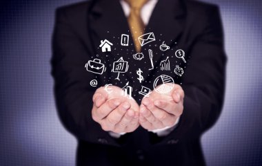 Avuçlarında çizim simgeleri olan bir ofis çalışanı