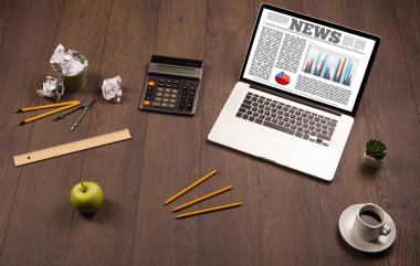 Ofis aksesuarlarıyla birlikte bilgisayar dizüstü bilgisayarı masada. 