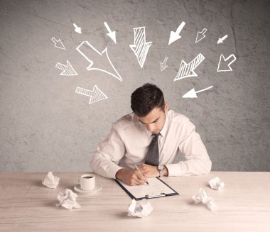 Meşgul ofis çalışanı ile çizilen okları