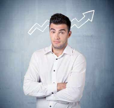 Grafik ok ile gülümseyen iş adamı