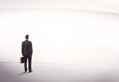 Çantası yerinde duran bir iş adamı.