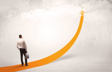 Turuncu ok üzerinde duran iş kişi