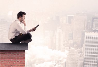 Şehirde çatıda oturan ofis çalışanı