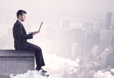 Satış elemanı şehrin sınırında oturuyor.