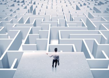 İşadamı sonsuz labirent bakıyor