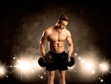 Güçlü seksi erkek vücut çalışıyor.