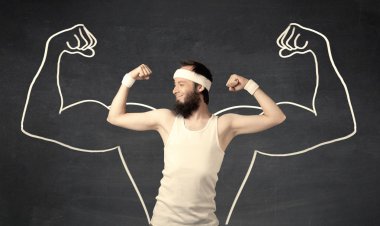 Çekici kasları olan zayıf genç bir adam.