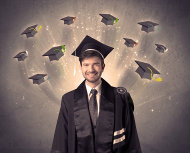 Birçok uçan şapkayla üniversite mezunu.