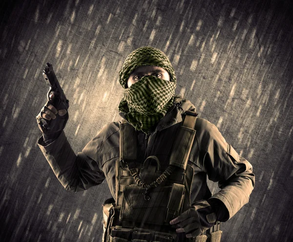Uomo armato terrorista con maschera su sfondo piovoso — Foto Stock