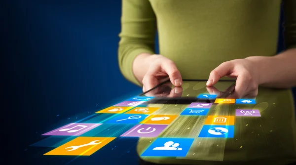 Handheld tablet met mediatoepassing — Stockfoto