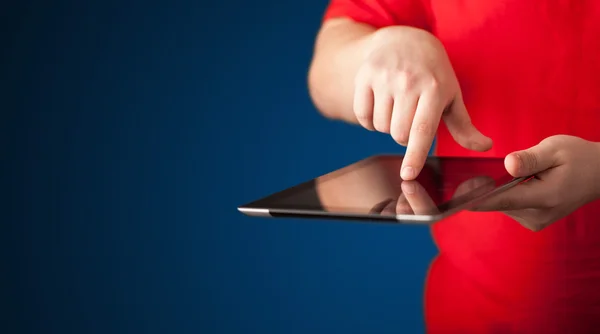 Nahaufnahme einer Hand, die ein digitales Touchpad-Tablet hält — Stockfoto