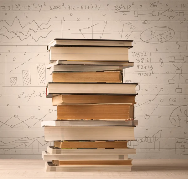 Een stapel boeken met wiskundige formules geschreven in doodle stijl — Stockfoto