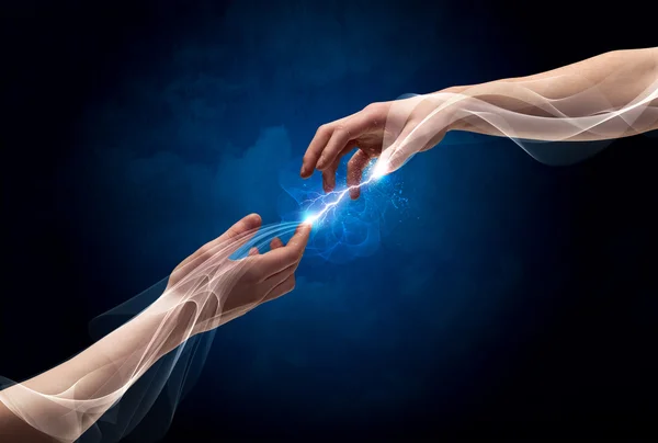Händerna förbinder genom fingrarna i rymden — Stockfoto