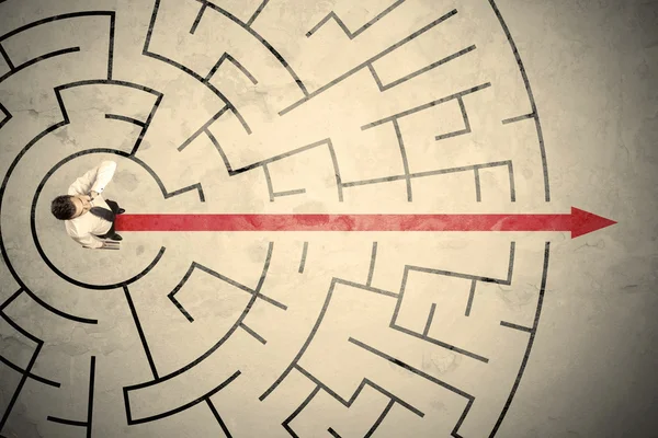Business person som står mitt i en cirkulär labyrint — Stockfoto